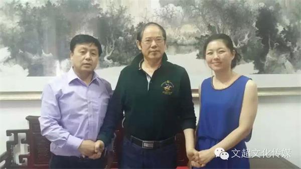 <b>周逢俊先生与《艺术天成》杂志社签订个人画展承办协议</b>