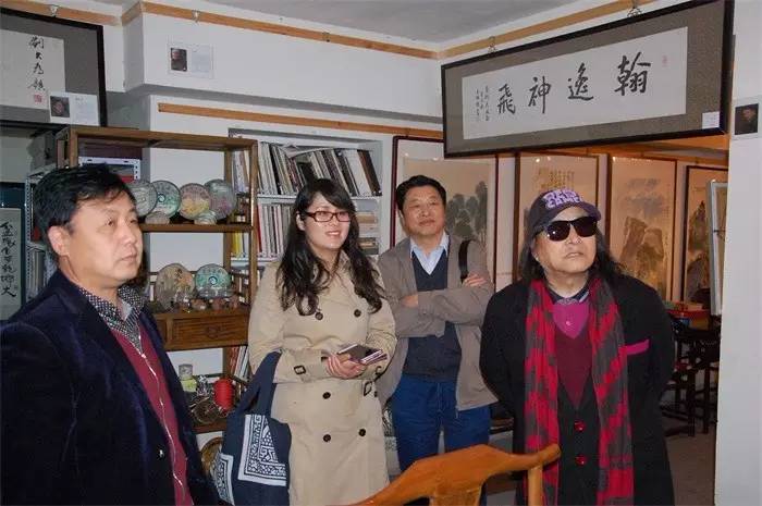 中国一级画家贾平西到《艺术天成》杂志社参观