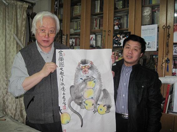 李苦禅之子李燕和杨文超总经理亲切交谈，并赠送《金果图》一幅。