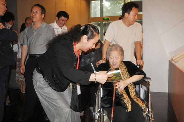 《艺术天成》杂志社通联部主任与李可染夫人邹佩珠做艺术交流