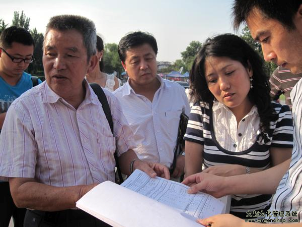 陈庆珠老师、承办单位与场馆提供商讨论洽谈（注右一主办方张女士）