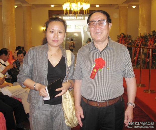 《艺术天成》杂志社通联部主任宁文艳与著名书法家何霞合影留念