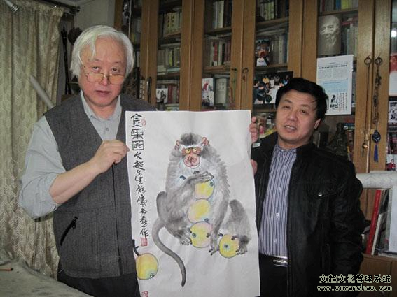 李苦禅之子李燕和杨文超总经理亲切交谈，并赠送《金果图》一幅。