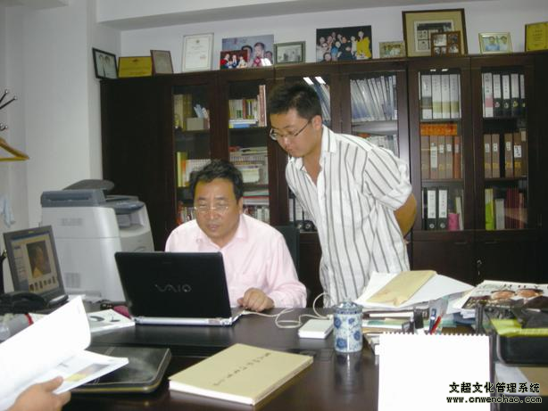 姜昆先生（著名表演艺术家）为《艺术天成》认真筛选自己的书