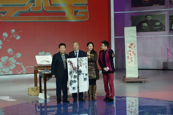 三位艺术家合作画赠予央视传家宝栏目组