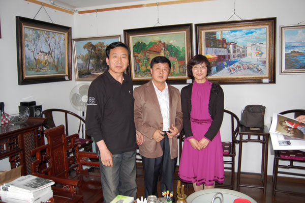 著名书法家张殷实（左一）与《艺术天成》总编杨文超（中间）合影