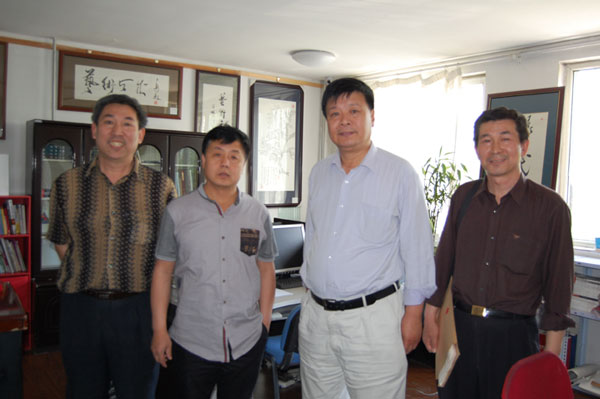 著名诗人牧青（左一）、《艺术天成》杂志社总编杨文超（左二）、中国作家协会会员张宝瑞（右二）、牧宿超（右一）合影