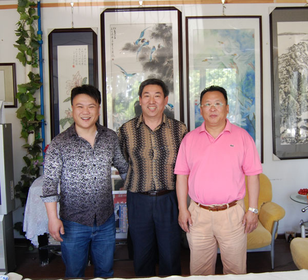 本社行政经理李国明(左一)、牧青(中间)、金山(右一)合影