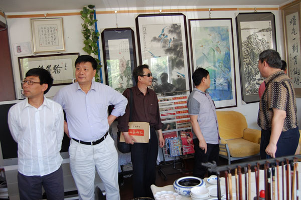 来访人员参观大C画廊