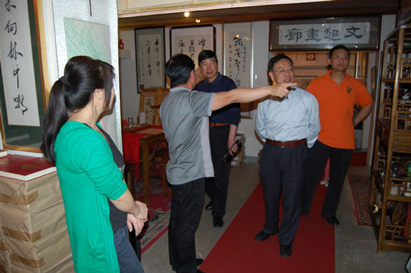 中国艺术家企业家联合会常务副主席、执行秘书长周寅虎（右二）参观大C画廊