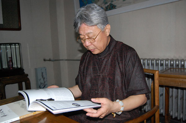 书法家孟繁禧翻阅杂志