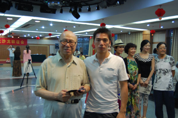 我国著名朗诵艺术家殷之光与《艺术天成》记者合影