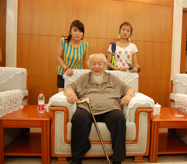中国美术家协会常务理事侯一民与《艺术天成》工作人员合影