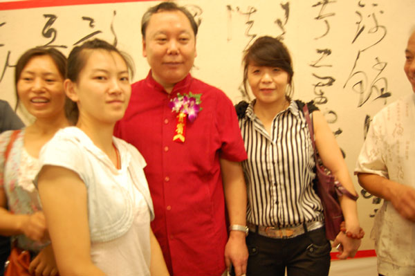 画展主人王厚祥与《艺术天成》记者合影