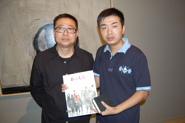 展览主人夏福宁与《艺术天成》记者林少云合影