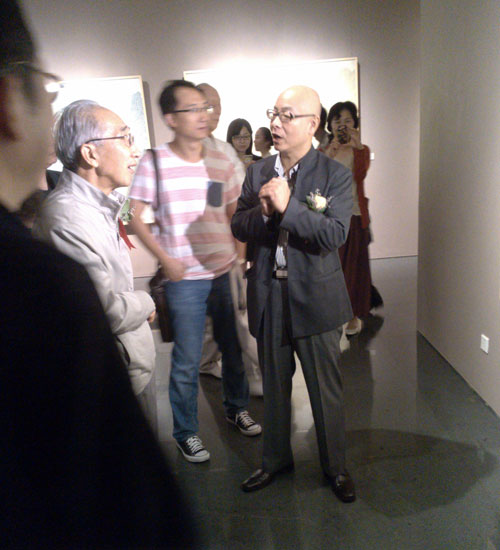 画展主人肖谷为嘉宾介绍展出作品