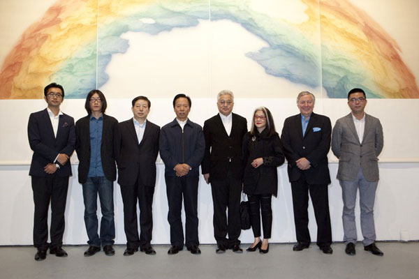 从左至右：今日美术馆执行馆长高鹏、策展人朱朱、中国艺术研究院副院长贾磊磊、中国艺术研究院院长王文章、艺术家徐累、苏富比中国艺术副主席龙美仙、英国跨党派议会中国小组副主席钟斯勋爵、蜂巢艺术中心夏季风