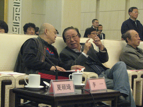 中国书法家协会理事、学术委员会委员李一（左）与中国美术家协会中国画艺委会秘书长、中国美术家协会理论委员会委员孙克（右）合影
