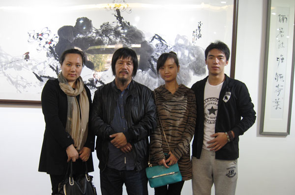 展览主人李晓轩与《艺术天成》杂志社记者合影