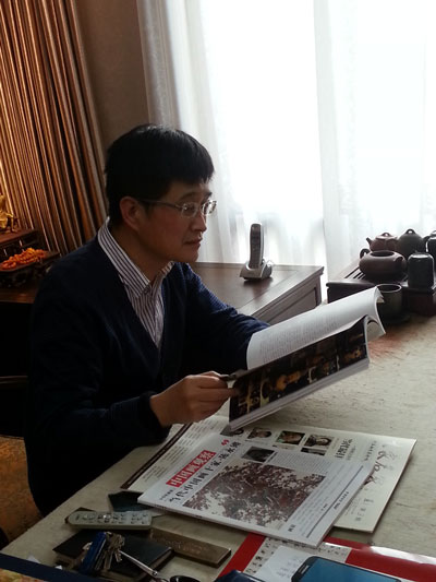 南海岩老师翻阅《艺术天成》杂志