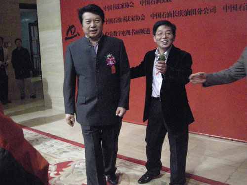 画展主人于恩东(右)和中国文联党组副书记覃志刚(左)