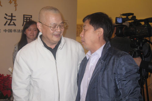 画展主人《美术观察》主编、中国书法家协会理事与《艺术天成》总编辑杨文超合影