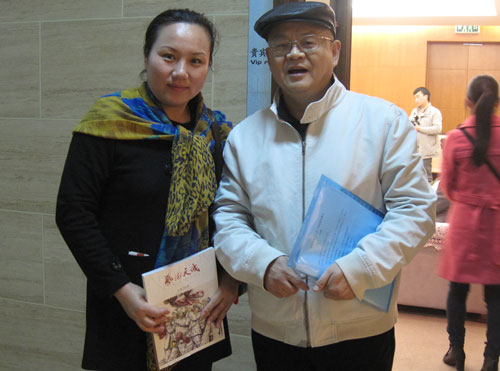 画展主人李一与《艺术天成》杂志社通联部主任宁文艳合影