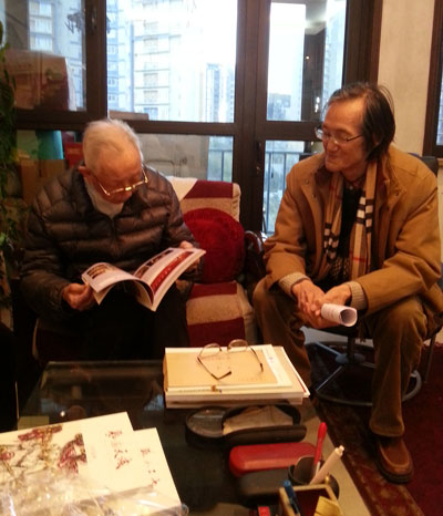 美协顾问、当代版画泰斗王琦先生与中国版画院长王炜翻阅《艺术天成》杂志