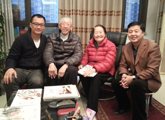 王琦夫妇与《艺术天成》总编辑杨文超(右)、策划部经理高伟(左)合影