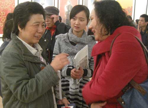 著名画家黄援朝与《艺术天成》记者合影