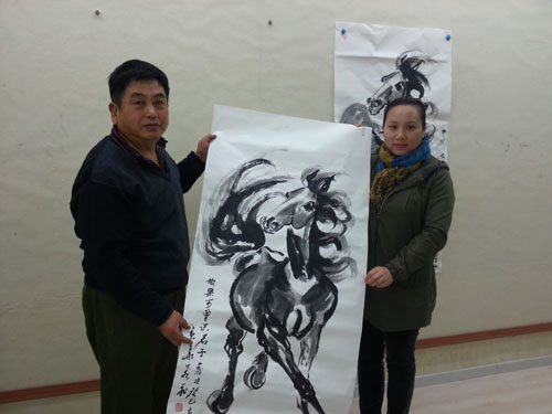 京城画马名家与《艺术天成》通联部主任宁文艳合影