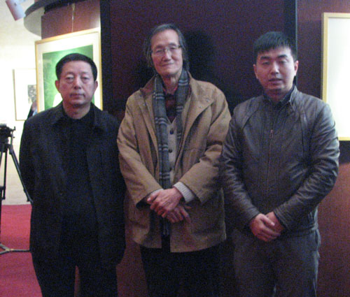 中国版画院长王炜（中）与《艺术天成》市场部经理林少云（右）合影