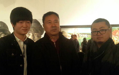 中央美术学院教授王沂东(中)与主编杨洋(右)、美编李晶(左)合影