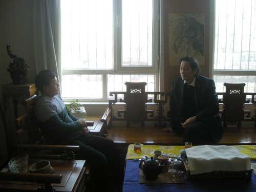 《艺术天成》总编杨文超与易洪斌交谈