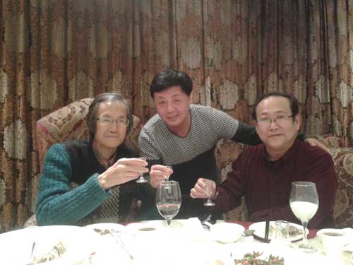 《艺术天成》总编辑杨文超(中)与王炜(左)、寻令言(右)合影