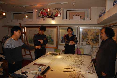 总编辑杨文超与画家合影