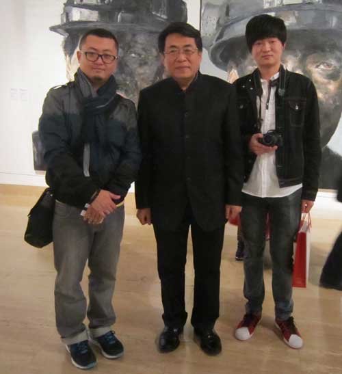 中国美术家协会理事、中国油画学会理事杨飞云与《艺术天成》主编杨洋（左）、美术编辑李晶（右）合影