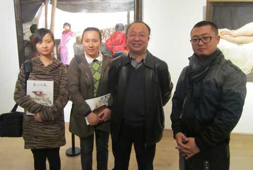 清华大学美术学院教授、中国美术家协会理事王宏剑与通联部主任宁文艳（左2）、主编杨洋（右）、记者杜秀岭（左）合影