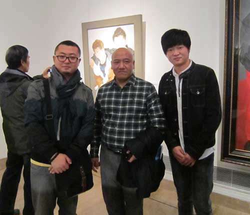 中国美术家协会会员、中国油画学会理事郑艺与主编杨洋(左)、美编李晶(右)合影