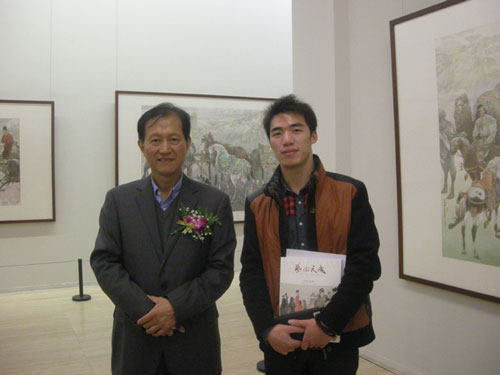 赵文元与《艺术天成》记者合照