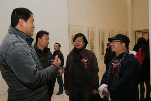 画家高强及策展人杨利军和嘉宾交流画家作品