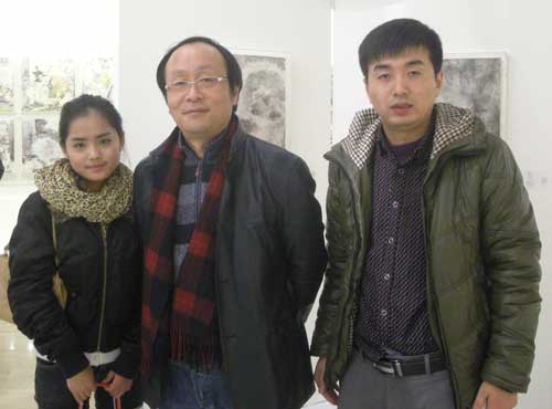 画家吴耀华（中）与《艺术天成》记者林少云（右）、刘会淑（左）合影