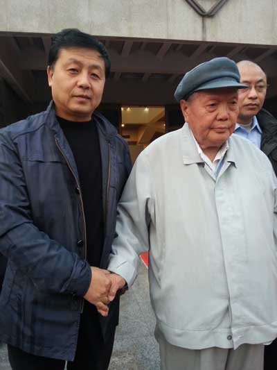 画展主人刘文西与《艺术天成》总编辑杨文超合影