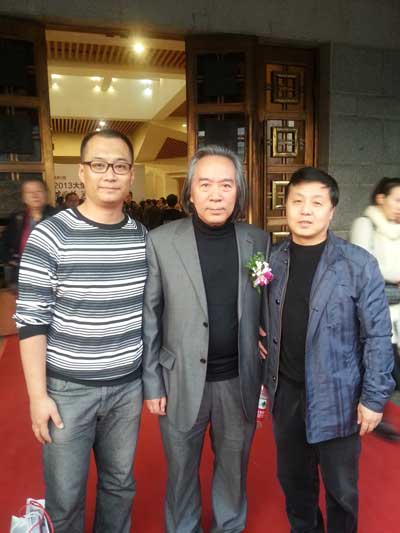 天津美术学院美术馆馆长、天津美术家协会副主席霍春阳（中）与总编辑杨文超（右）、策划经理高伟合影（左）合影