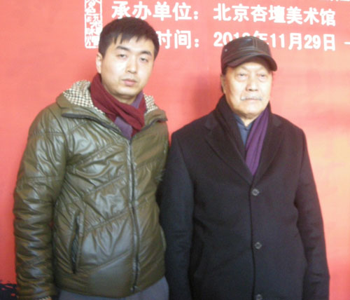 画展主人曾宓和《艺术天成》市场部经理林少云合影