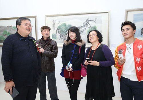 著名影视演员习雪-李元博参观画家马文典先生画展