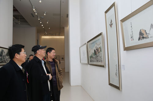 嘉宾参观画家马文典作品