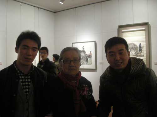 著名国画大师黄胄夫人、炎黄艺术馆馆长郑闻慧女士与《艺术天成》记者合影