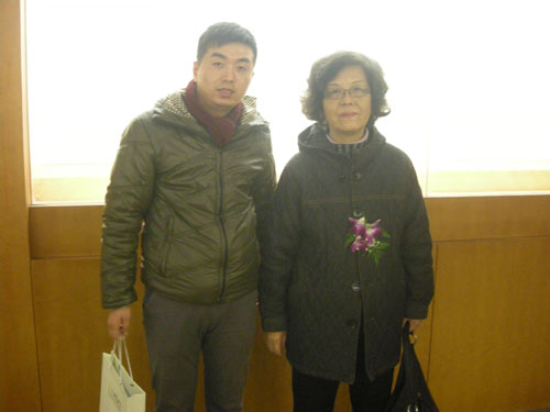 中国美术家协会会员王迎春老师与《艺术天成》记者合影