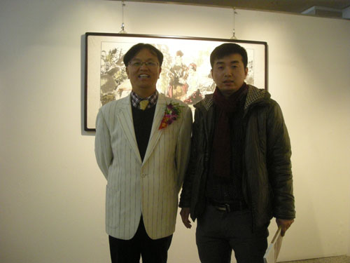画展主人杨小华与《艺术天成》市场部经理林少云合影